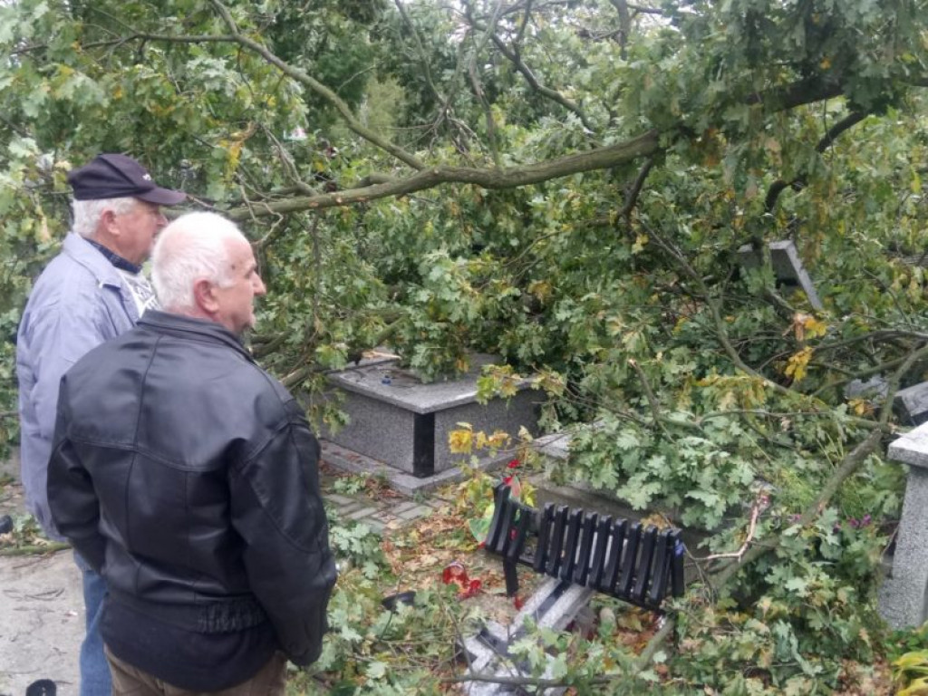 Połamane drzewa i zniszczone groby na tarnobrzeskim cmentarzu [ZDJĘCIA]