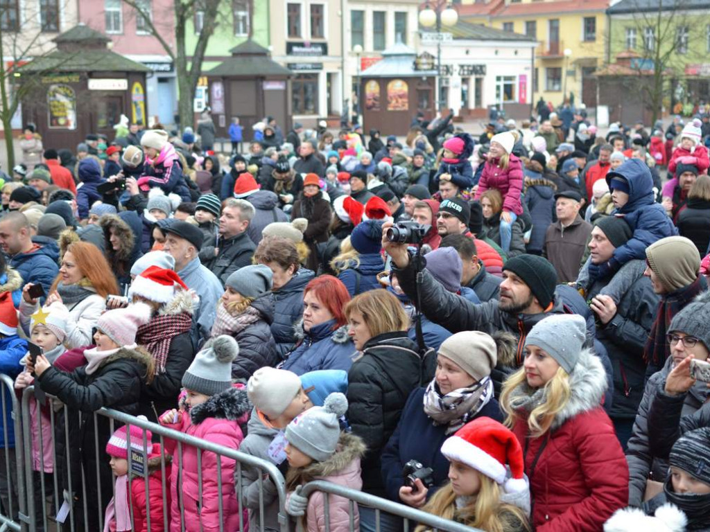Tarnobrzeg znów opanowały Mikołaje! Zdjęcia z parady i świątecznego jarmarku
