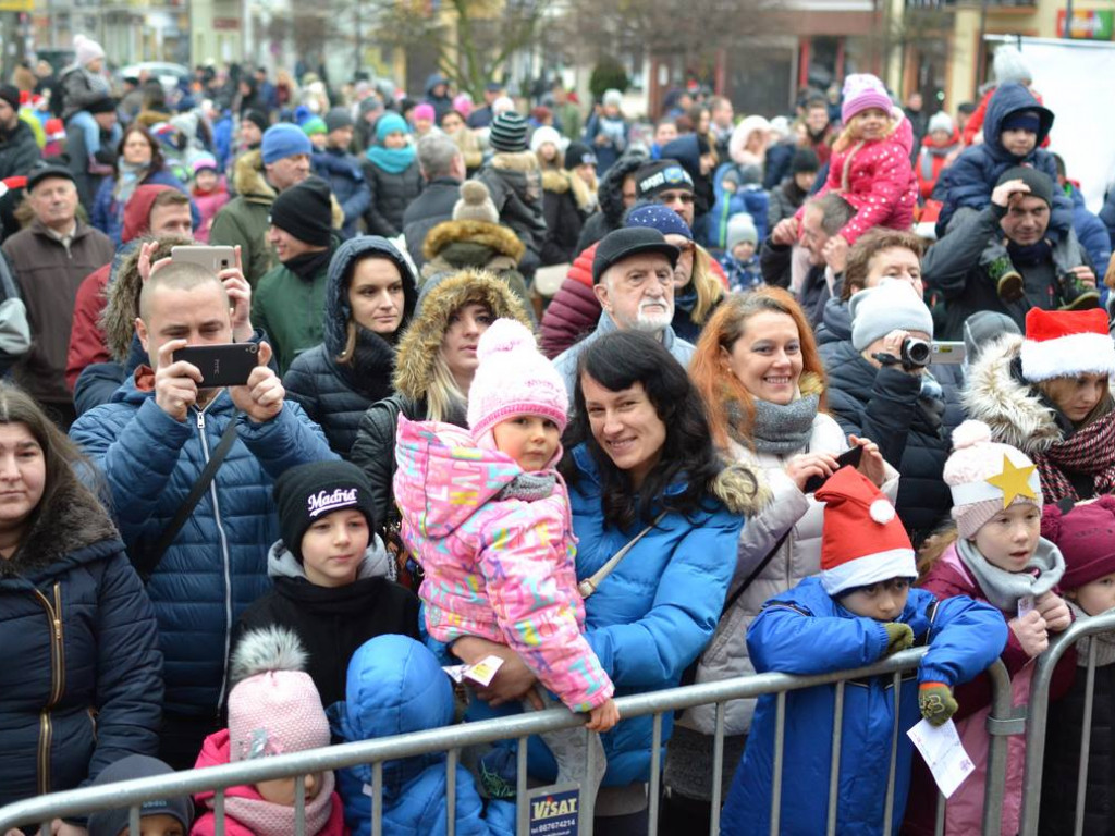 Tarnobrzeg znów opanowały Mikołaje! Zdjęcia z parady i świątecznego jarmarku