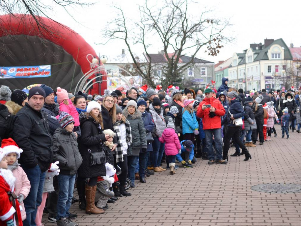 Tarnobrzeg znów opanowały Mikołaje! Zdjęcia z parady i świątecznego jarmarku