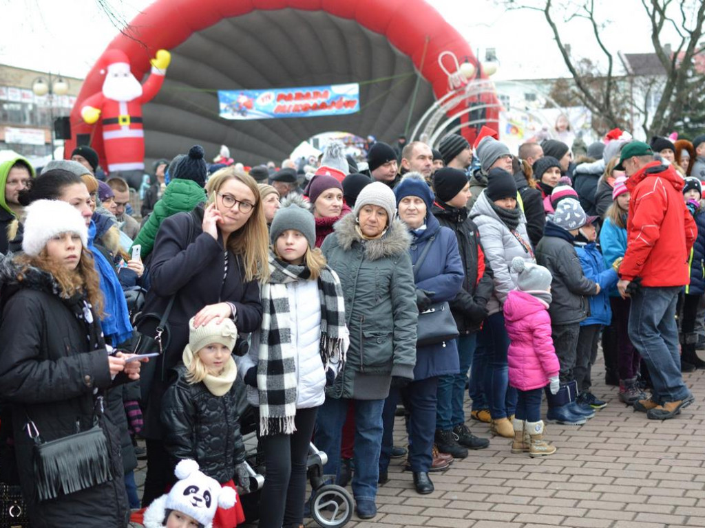 Tarnobrzeg znów opanowały Mikołaje! Zdjęcia z parady i świątecznego jarmarku