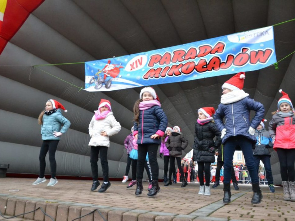 Tarnobrzeg znów opanowały Mikołaje! Zdjęcia z parady i świątecznego jarmarku