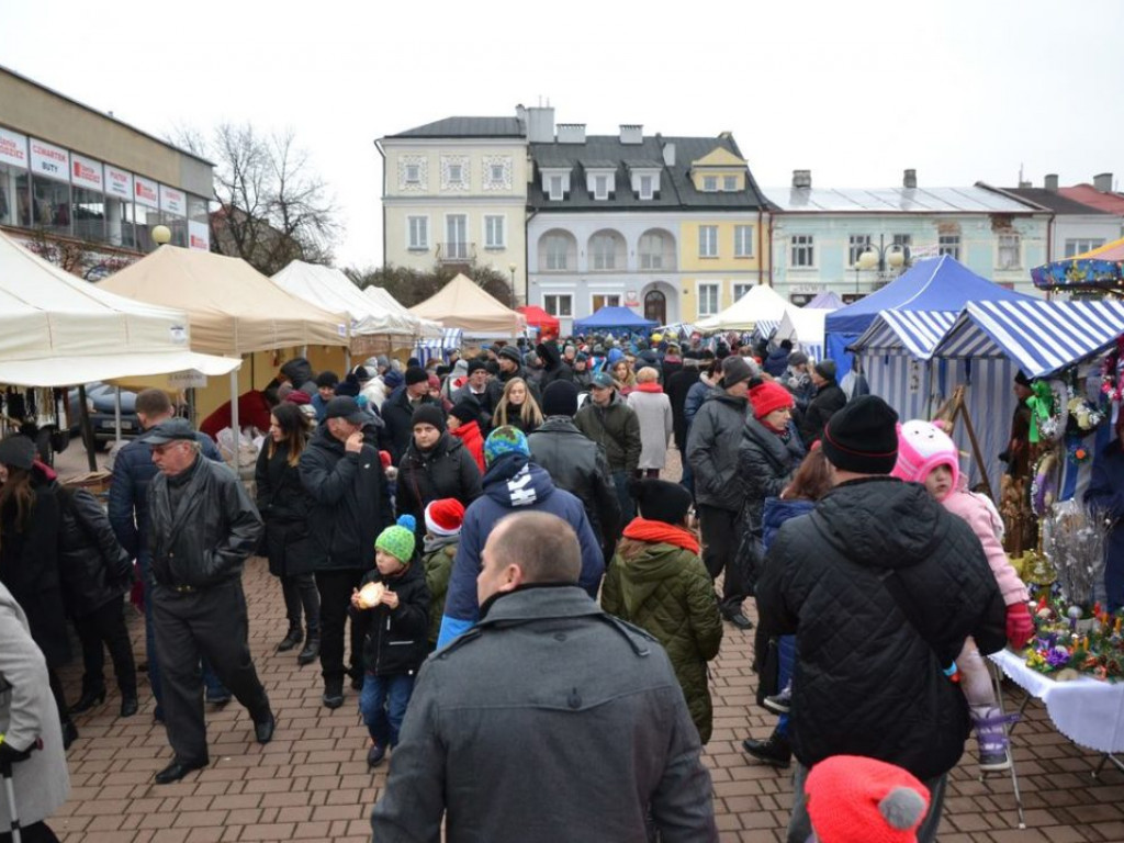 Tarnobrzeg znów opanowały Mikołaje! Zdjęcia z parady i świątecznego jarmarku