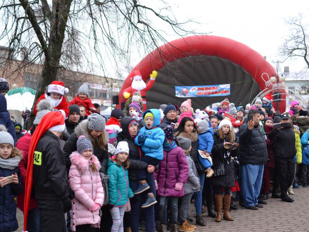 Tarnobrzeg znów opanowały Mikołaje! Zdjęcia z parady i świątecznego jarmarku