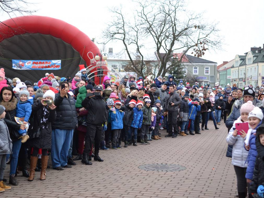 Tarnobrzeg znów opanowały Mikołaje! Zdjęcia z parady i świątecznego jarmarku
