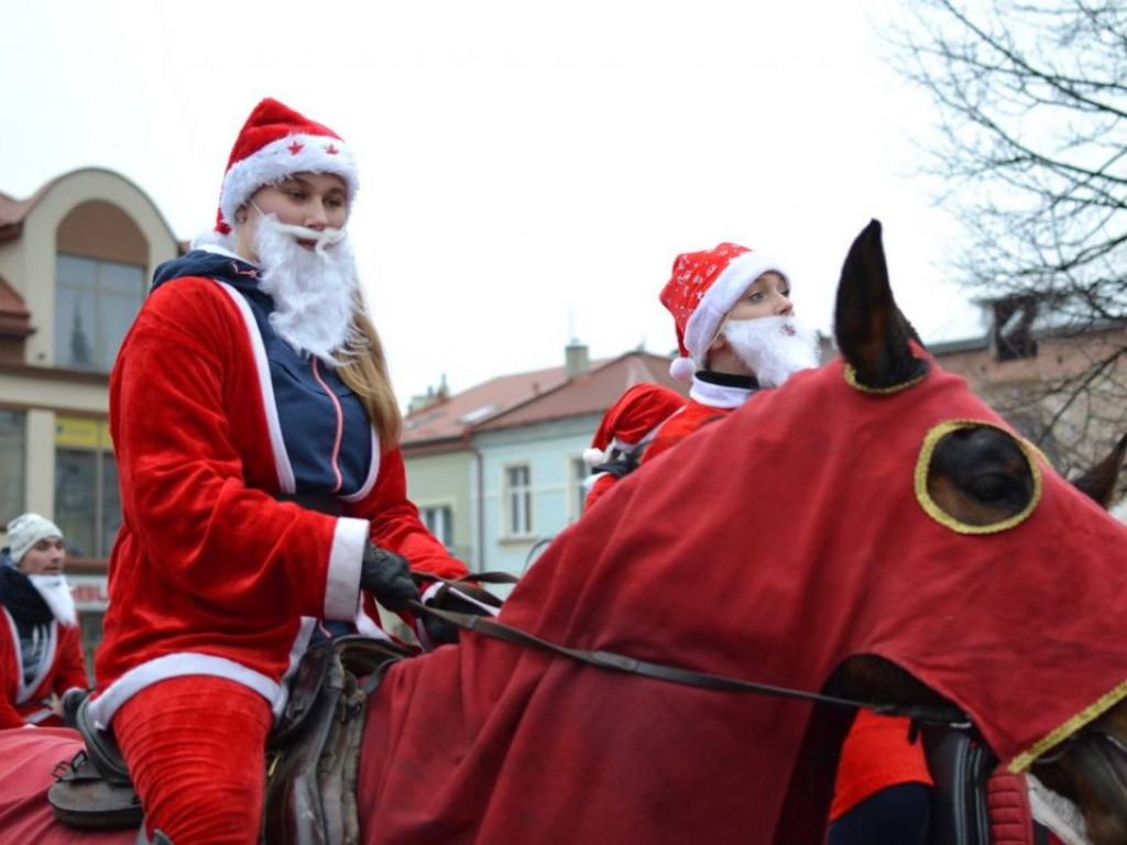 Tarnobrzeg znów opanowały Mikołaje! Zdjęcia z parady i świątecznego jarmarku