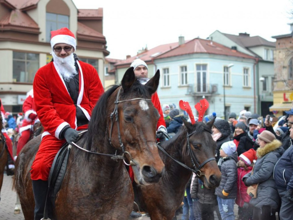 Tarnobrzeg znów opanowały Mikołaje! Zdjęcia z parady i świątecznego jarmarku