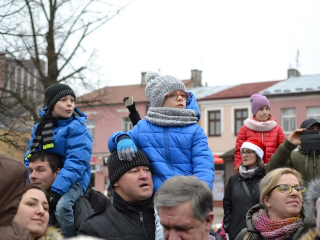 Tarnobrzeg znów opanowały Mikołaje! Zdjęcia z parady i świątecznego jarmarku