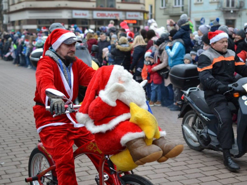 Tarnobrzeg znów opanowały Mikołaje! Zdjęcia z parady i świątecznego jarmarku