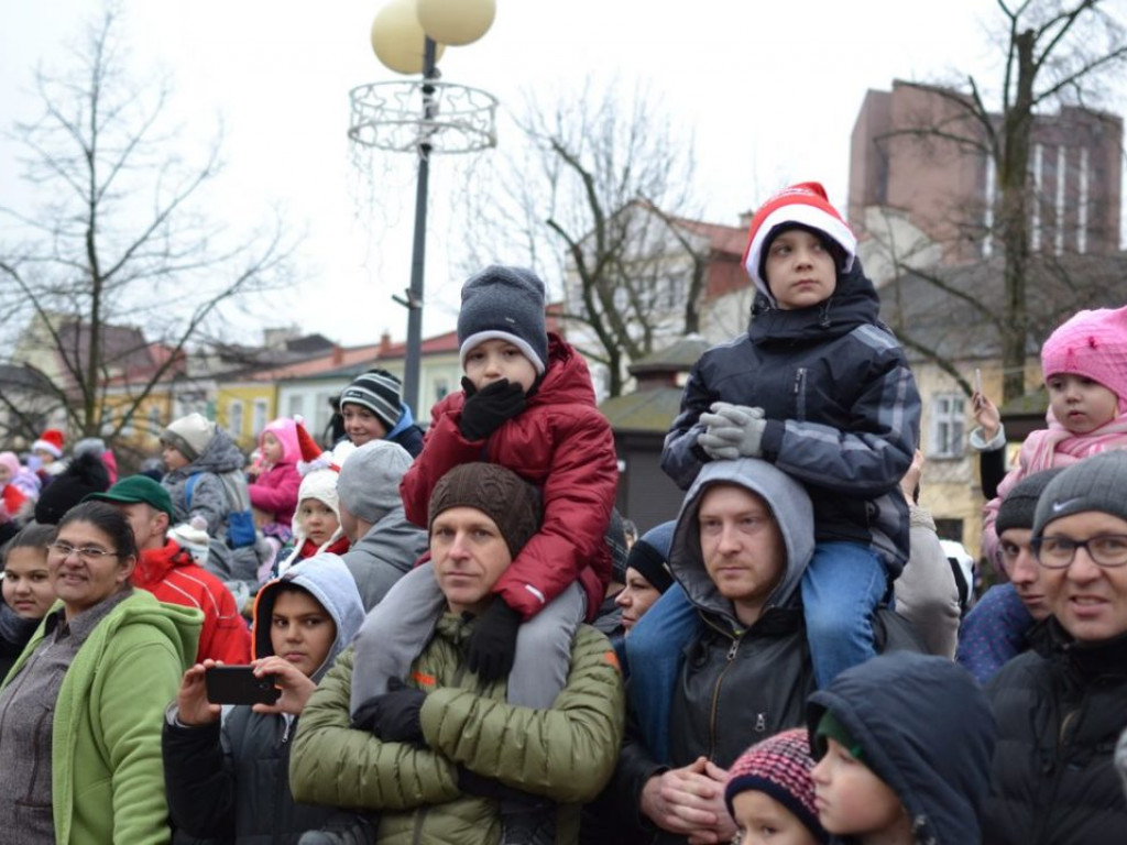 Tarnobrzeg znów opanowały Mikołaje! Zdjęcia z parady i świątecznego jarmarku