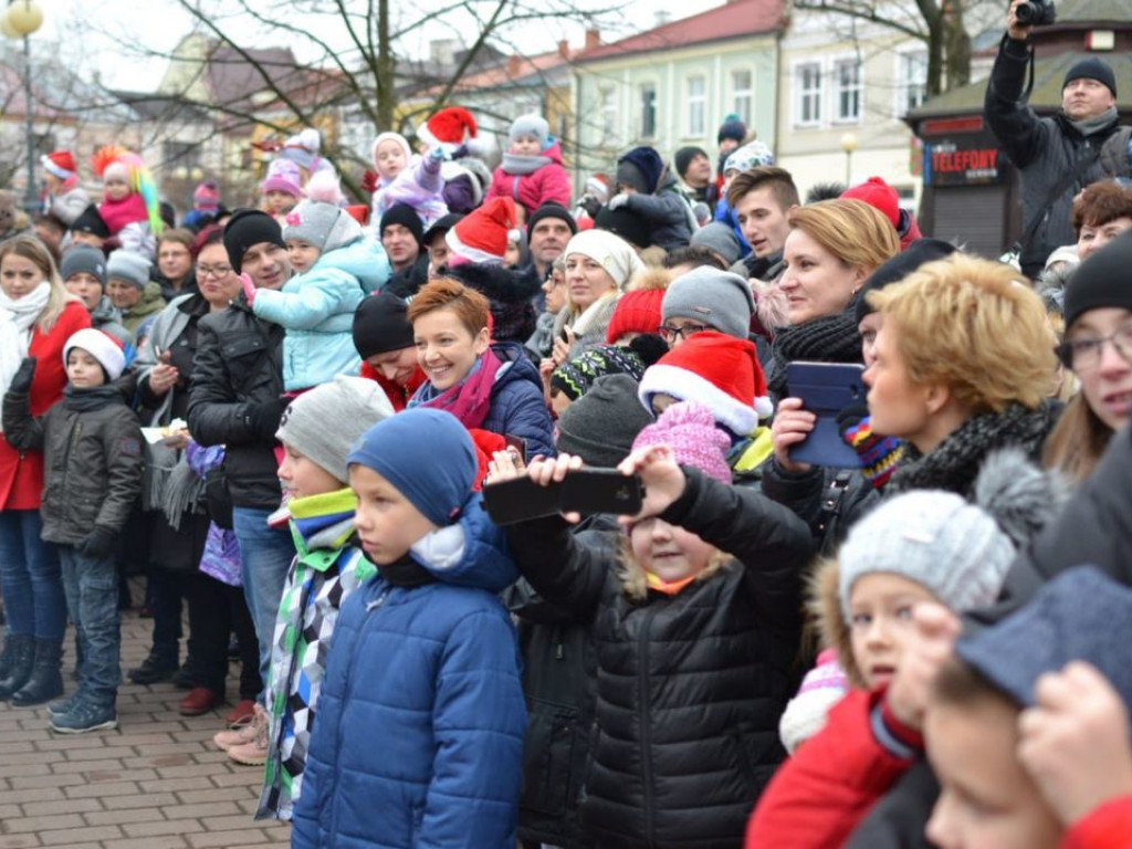 Tarnobrzeg znów opanowały Mikołaje! Zdjęcia z parady i świątecznego jarmarku