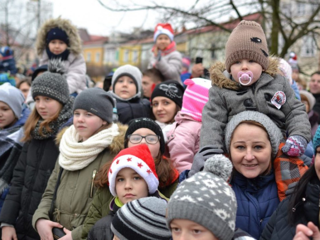 Tarnobrzeg znów opanowały Mikołaje! Zdjęcia z parady i świątecznego jarmarku