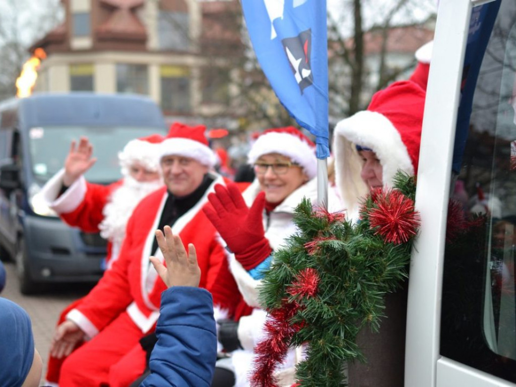 Tarnobrzeg znów opanowały Mikołaje! Zdjęcia z parady i świątecznego jarmarku