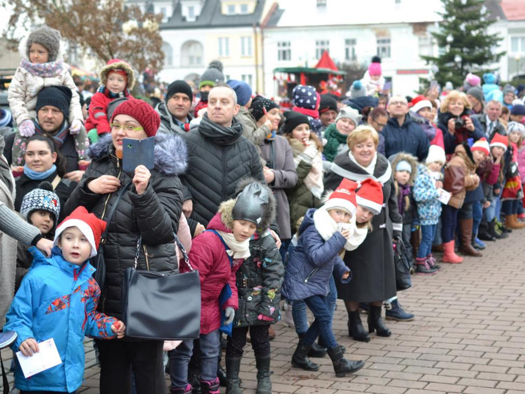 Tarnobrzeg znów opanowały Mikołaje! Zdjęcia z parady i świątecznego jarmarku