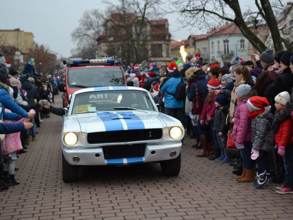 Tarnobrzeg znów opanowały Mikołaje! Zdjęcia z parady i świątecznego jarmarku