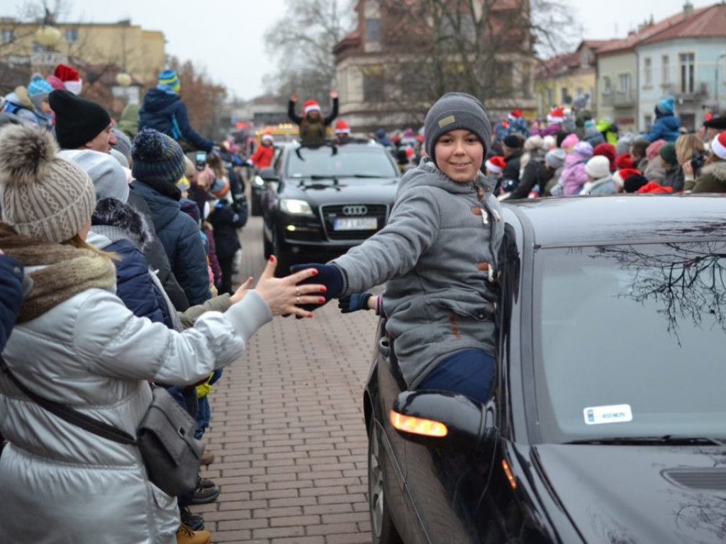 Tarnobrzeg znów opanowały Mikołaje! Zdjęcia z parady i świątecznego jarmarku