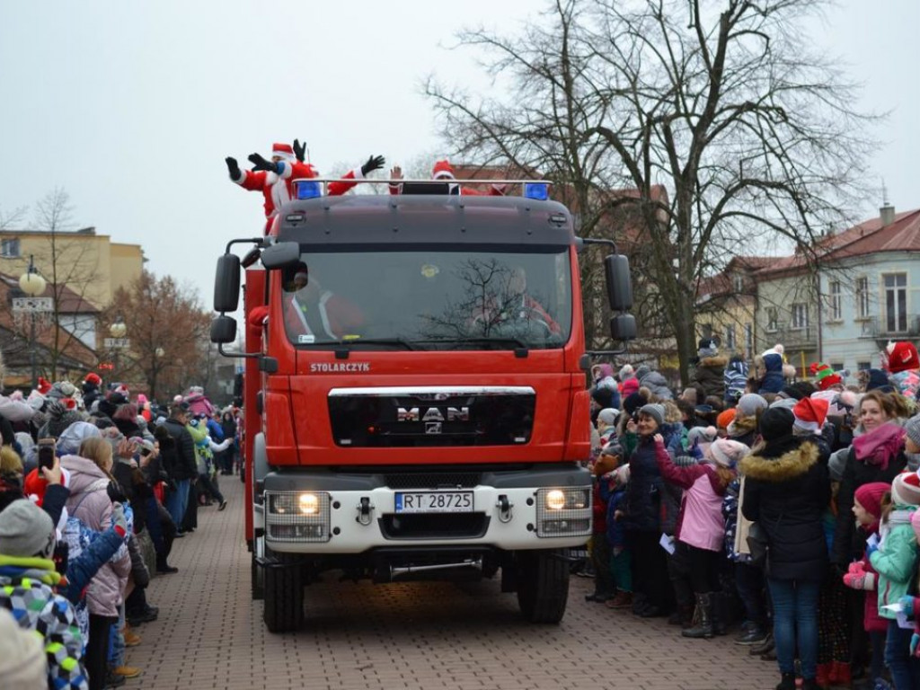Tarnobrzeg znów opanowały Mikołaje! Zdjęcia z parady i świątecznego jarmarku