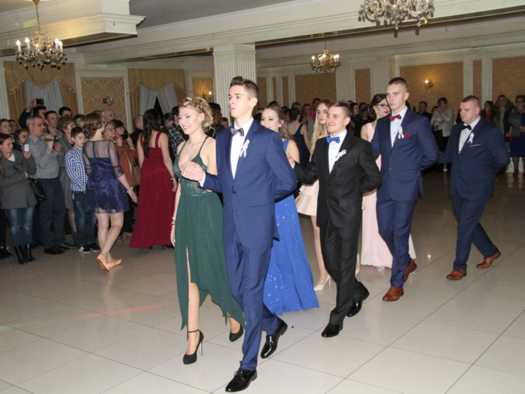 Uczniowie tarnobrzeskiego Rolnika bawilii się na studniówce [ZDJĘCIA]