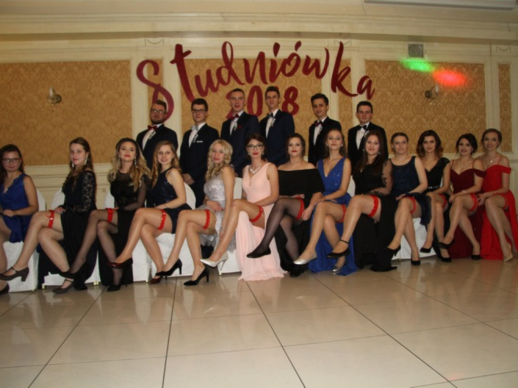 Uczniowie tarnobrzeskiego Rolnika bawilii się na studniówce [ZDJĘCIA]