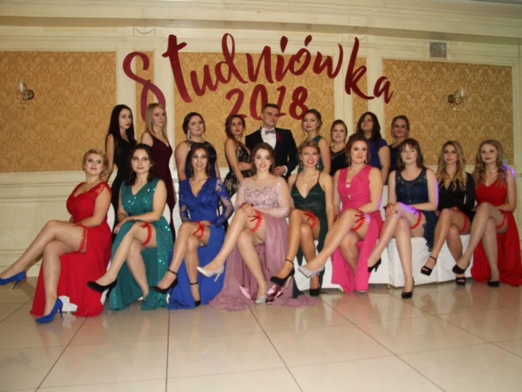 Uczniowie tarnobrzeskiego Rolnika bawilii się na studniówce [ZDJĘCIA]