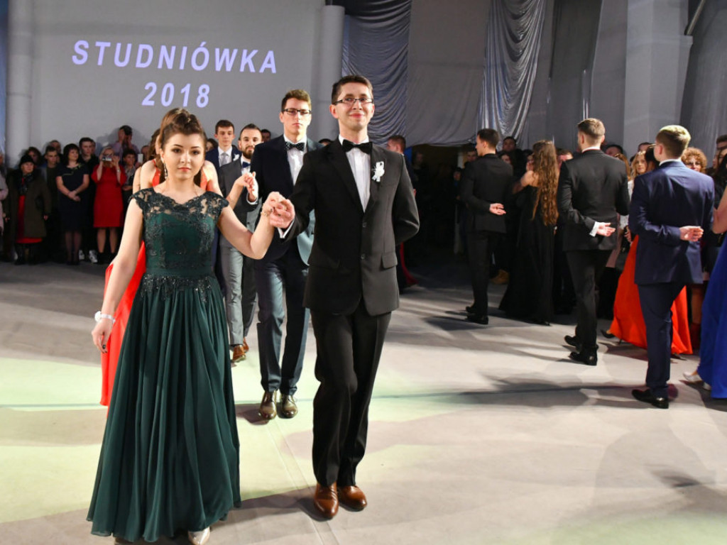 Studniówka w LO im. M. Kopernika w Tarnobrzegu [ZDJĘCIA]