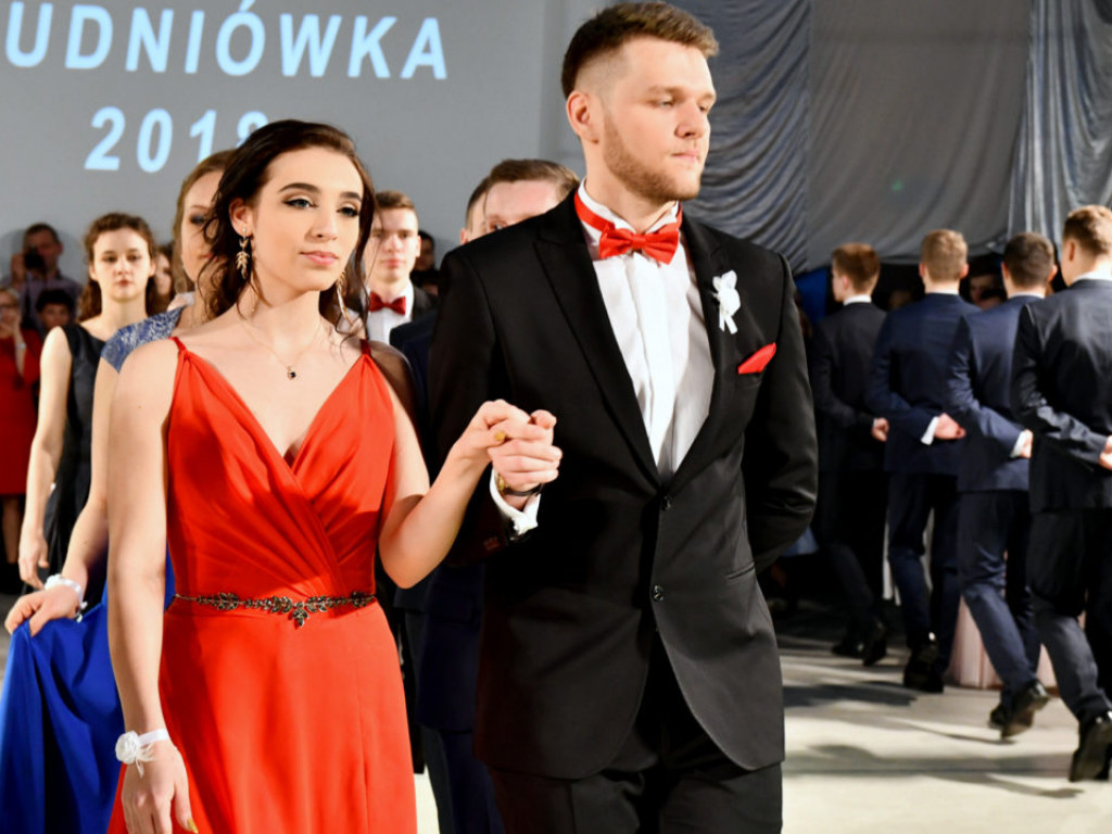 Studniówka w LO im. M. Kopernika w Tarnobrzegu [ZDJĘCIA]