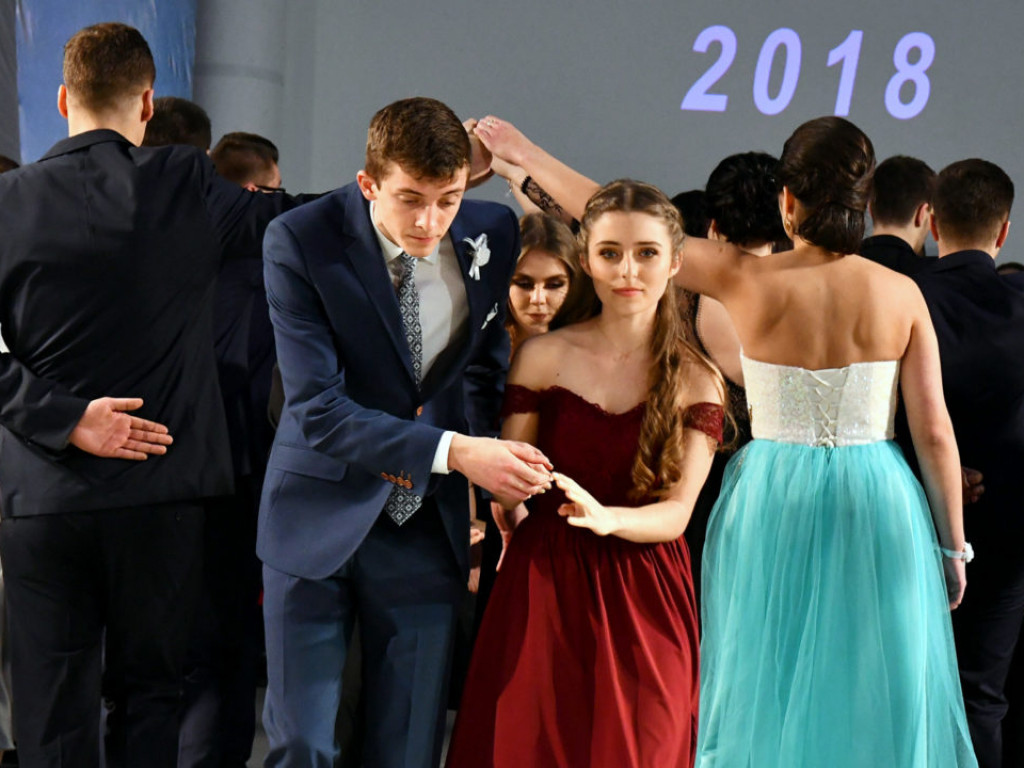Studniówka w LO im. M. Kopernika w Tarnobrzegu [ZDJĘCIA]