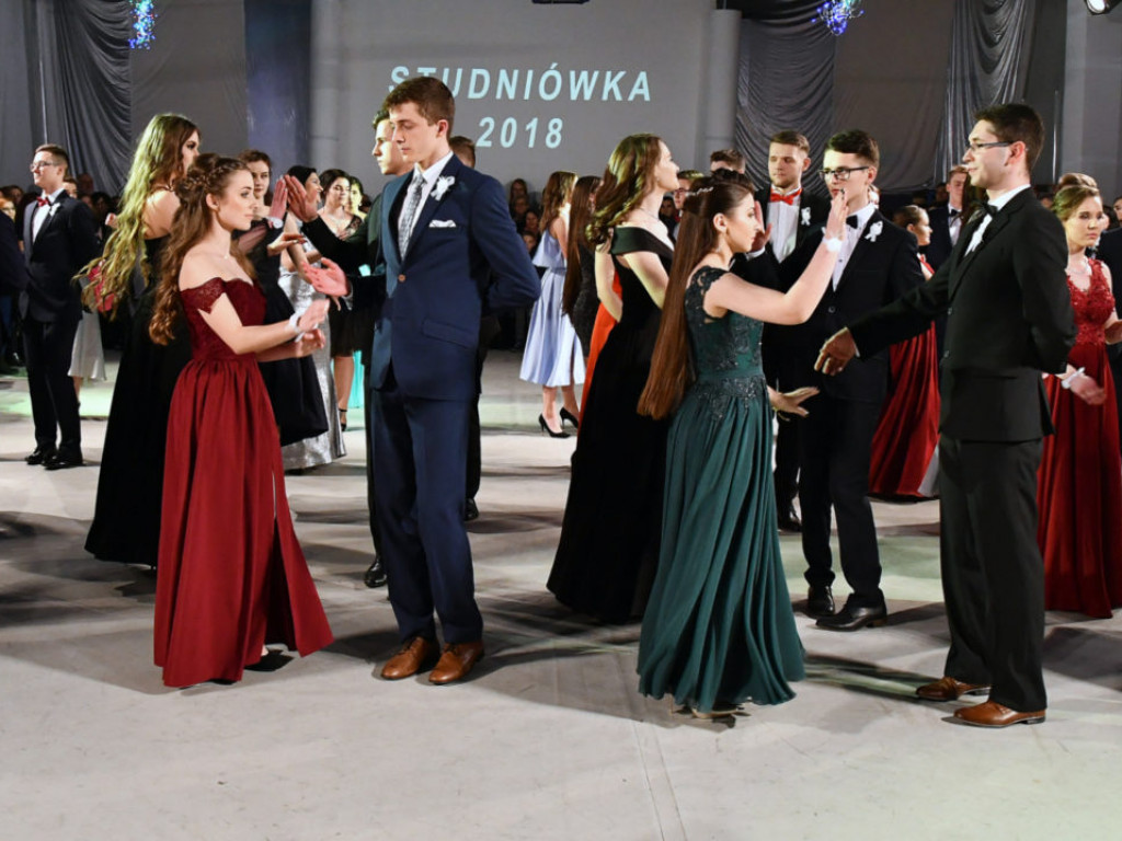 Studniówka w LO im. M. Kopernika w Tarnobrzegu [ZDJĘCIA]