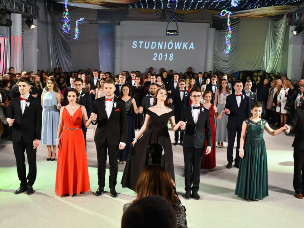 Studniówka w LO im. M. Kopernika w Tarnobrzegu [ZDJĘCIA]