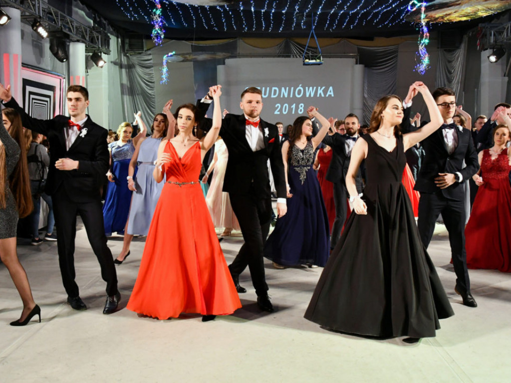Studniówka w LO im. M. Kopernika w Tarnobrzegu [ZDJĘCIA]
