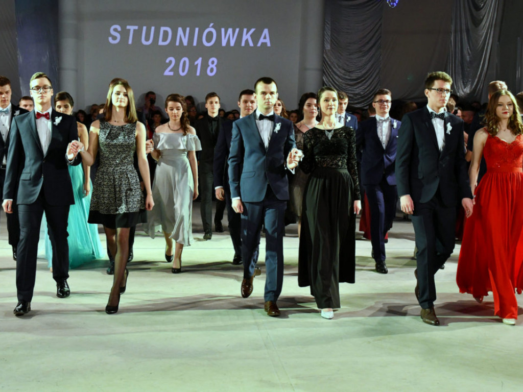 Studniówka w LO im. M. Kopernika w Tarnobrzegu [ZDJĘCIA]