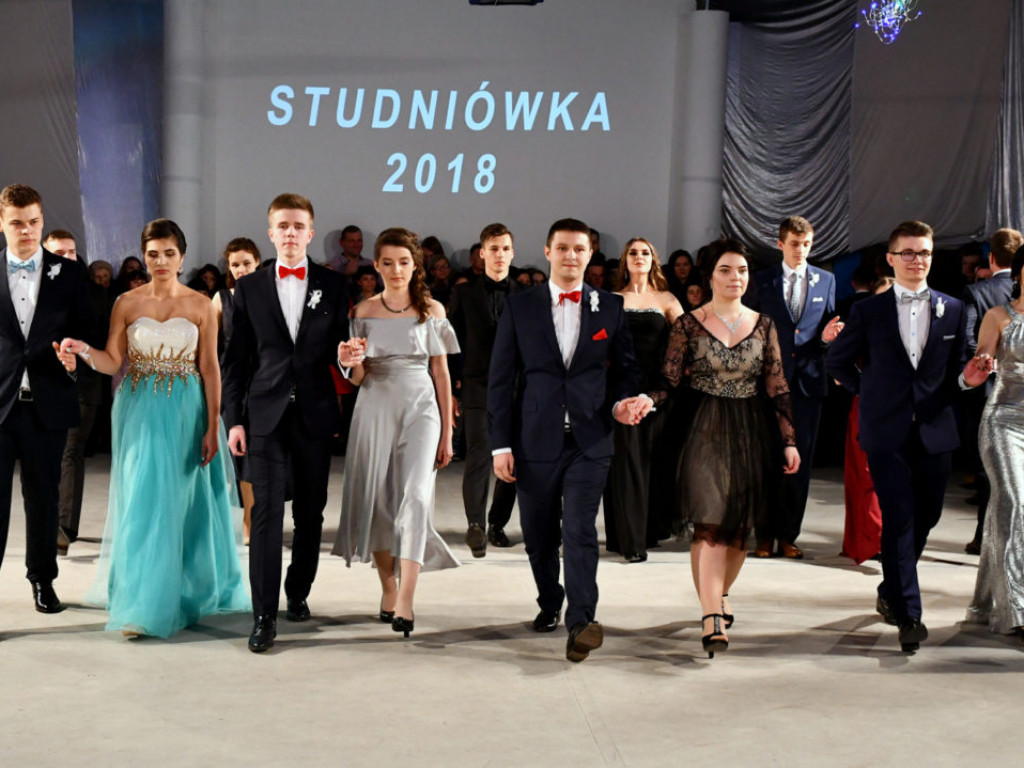 Studniówka w LO im. M. Kopernika w Tarnobrzegu [ZDJĘCIA]