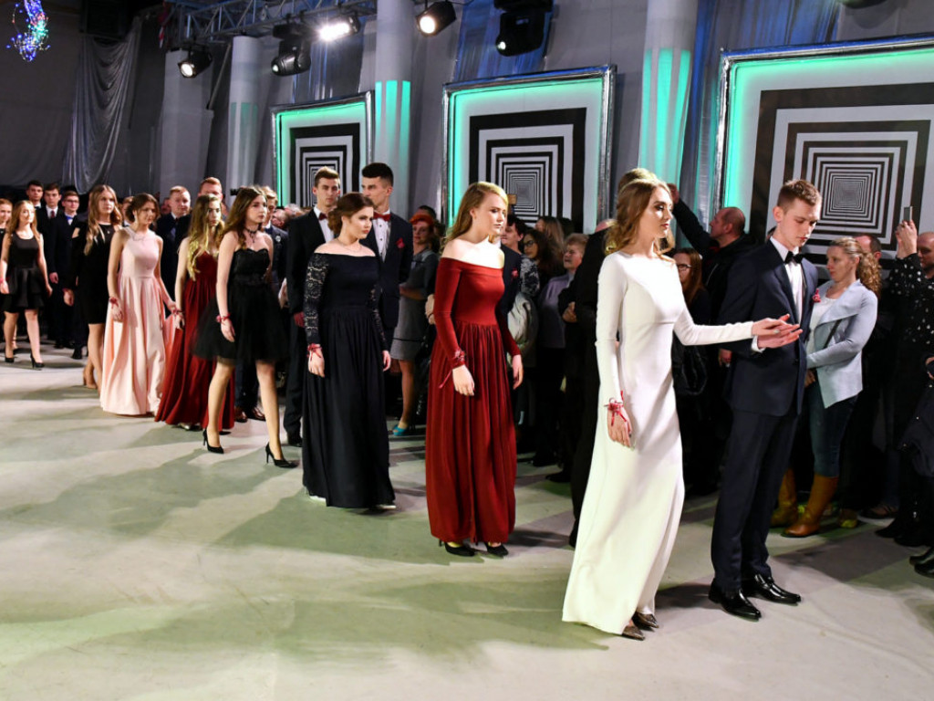 Studniówka w LO im. M. Kopernika w Tarnobrzegu [ZDJĘCIA]