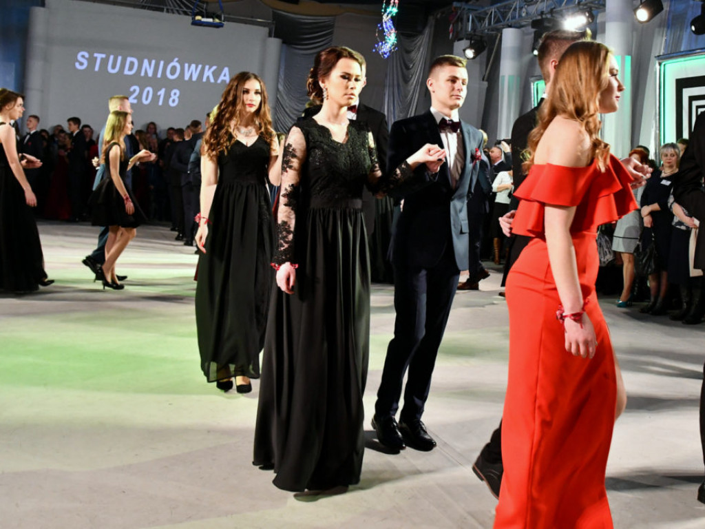 Studniówka w LO im. M. Kopernika w Tarnobrzegu [ZDJĘCIA]