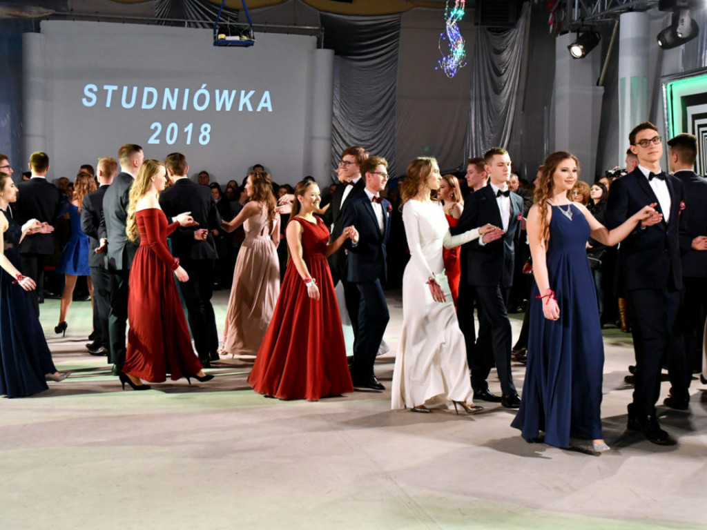 Studniówka w LO im. M. Kopernika w Tarnobrzegu [ZDJĘCIA]