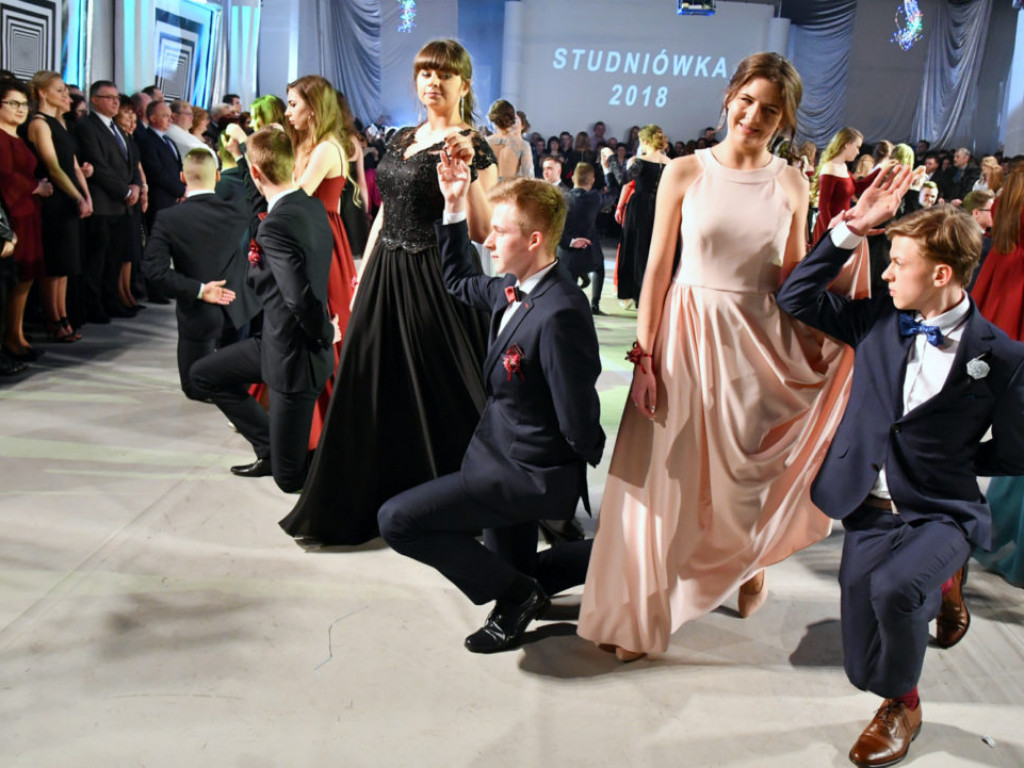 Studniówka w LO im. M. Kopernika w Tarnobrzegu [ZDJĘCIA]