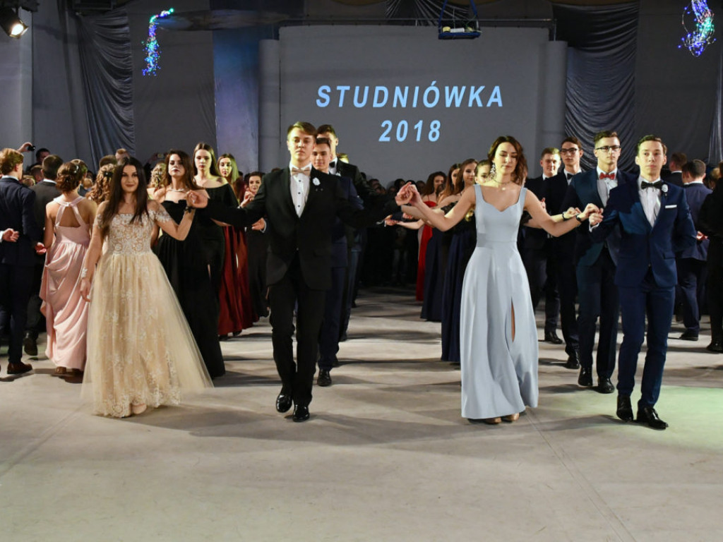 Studniówka w LO im. M. Kopernika w Tarnobrzegu [ZDJĘCIA]