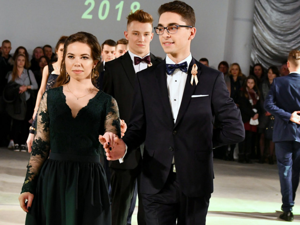 Studniówka w LO im. M. Kopernika w Tarnobrzegu [ZDJĘCIA]