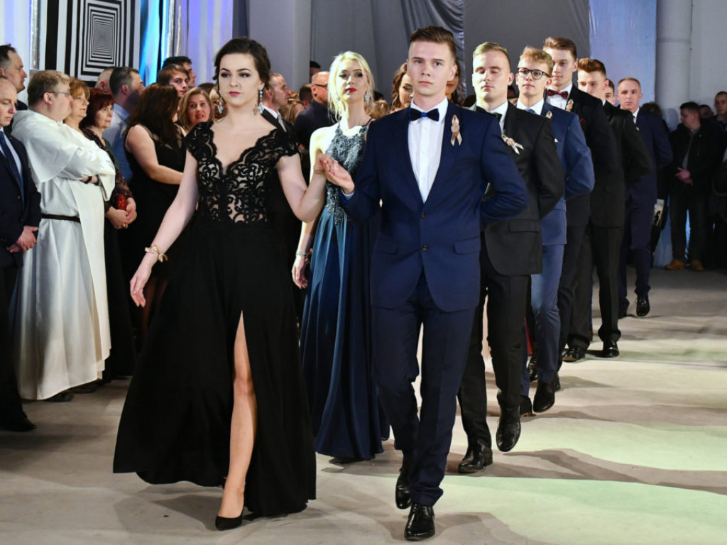 Studniówka w LO im. M. Kopernika w Tarnobrzegu [ZDJĘCIA]