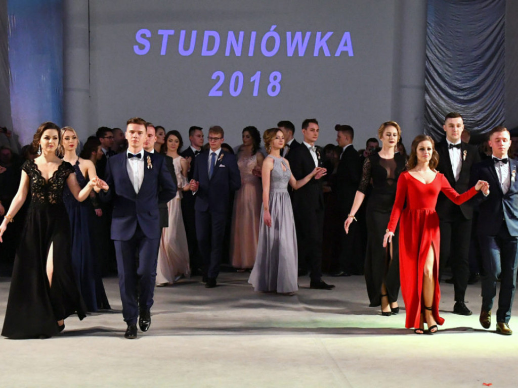 Studniówka w LO im. M. Kopernika w Tarnobrzegu [ZDJĘCIA]