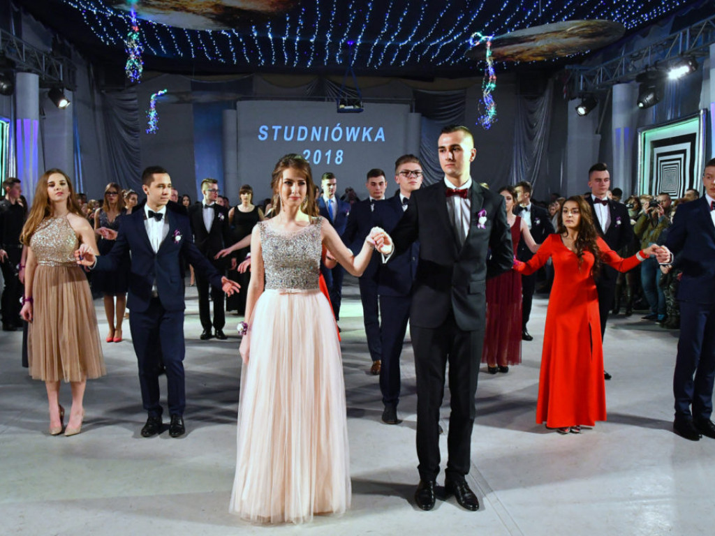 Studniówka w LO im. M. Kopernika w Tarnobrzegu [ZDJĘCIA]