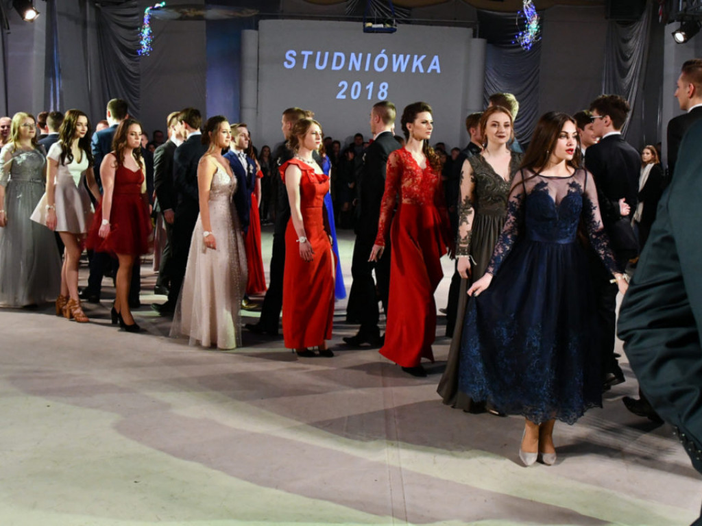 Studniówka w LO im. M. Kopernika w Tarnobrzegu [ZDJĘCIA]