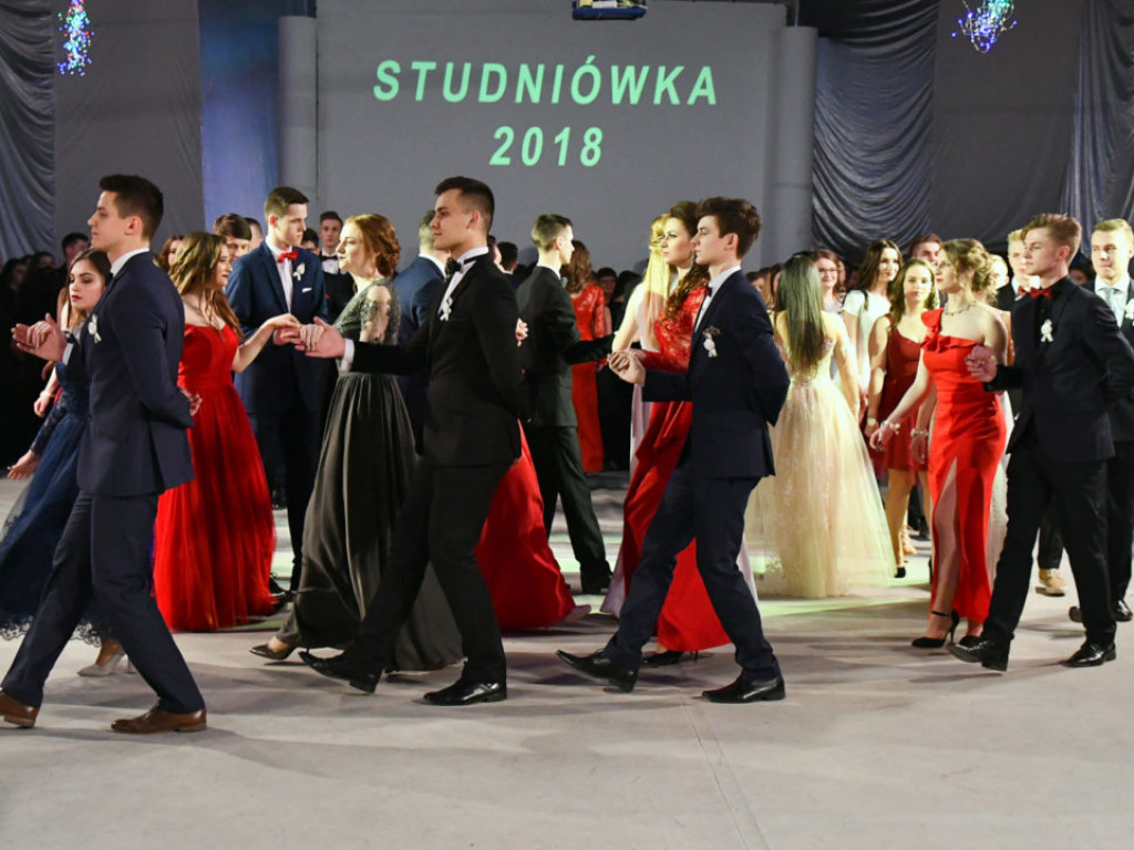 Studniówka w LO im. M. Kopernika w Tarnobrzegu [ZDJĘCIA]