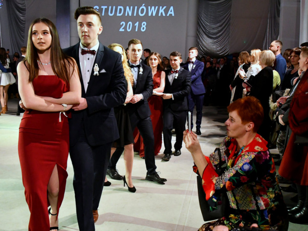 Studniówka w LO im. M. Kopernika w Tarnobrzegu [ZDJĘCIA]
