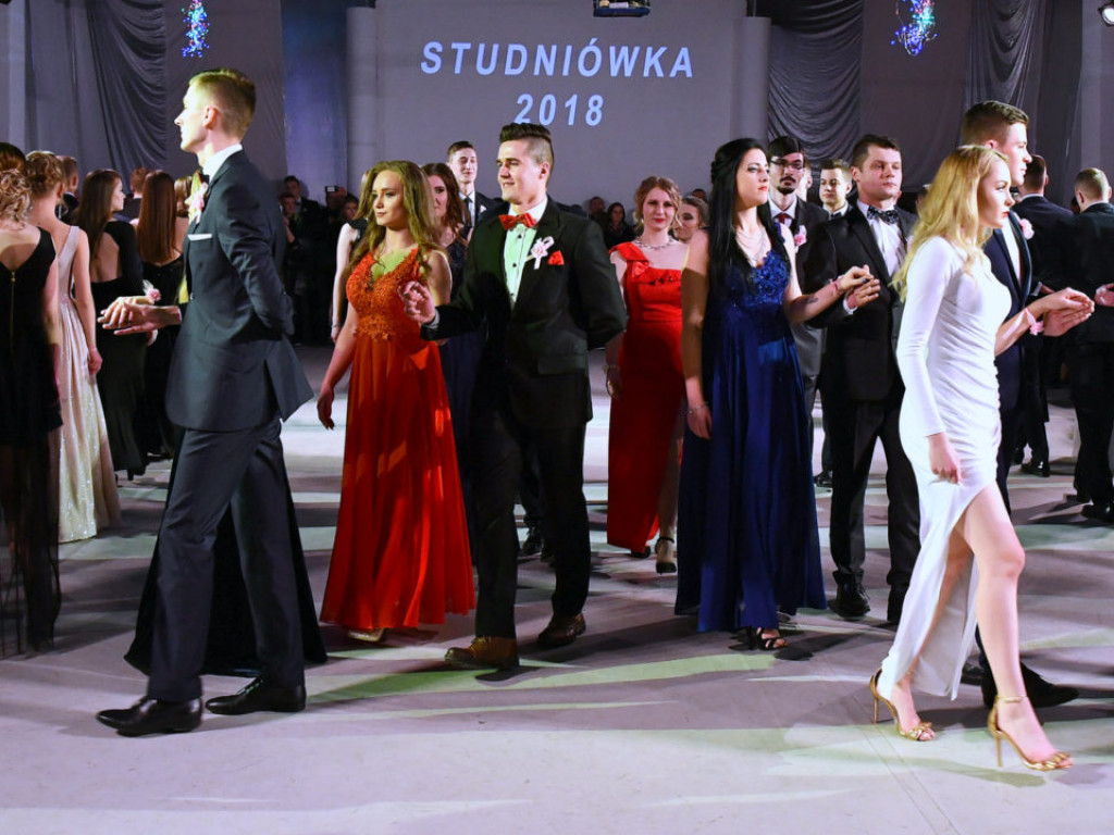 Studniówka w LO im. M. Kopernika w Tarnobrzegu [ZDJĘCIA]