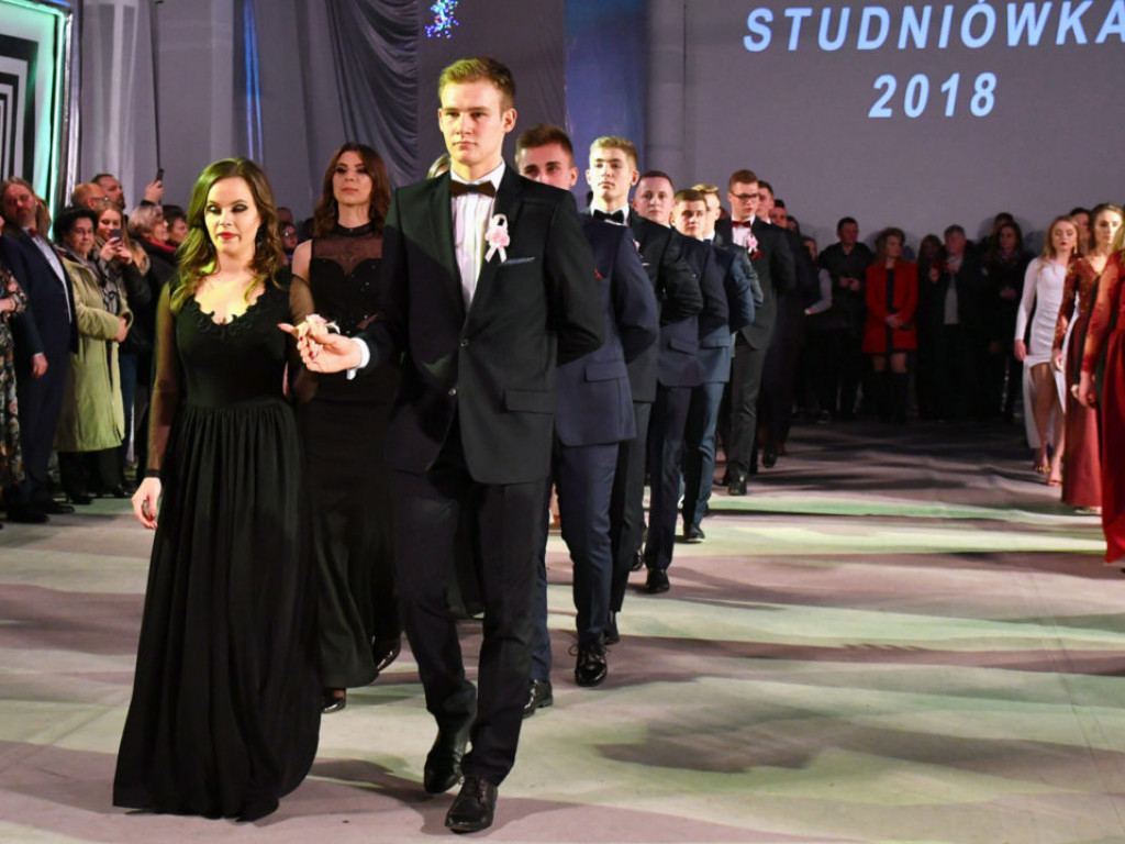 Studniówka w LO im. M. Kopernika w Tarnobrzegu [ZDJĘCIA]