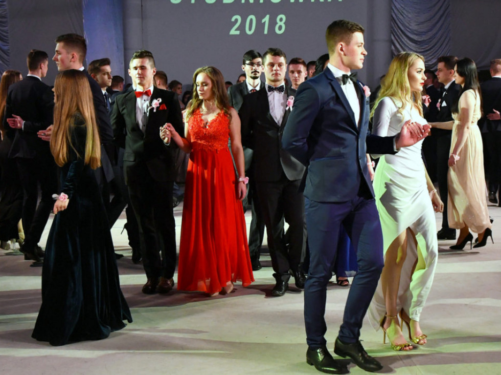 Studniówka w LO im. M. Kopernika w Tarnobrzegu [ZDJĘCIA]