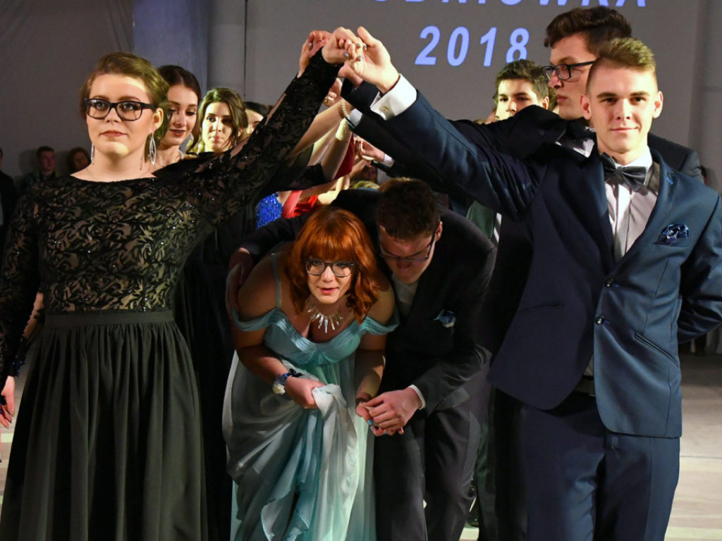 Studniówka w LO im. M. Kopernika w Tarnobrzegu [ZDJĘCIA]