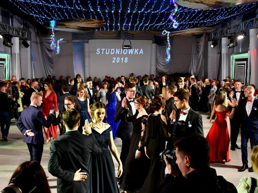 Studniówka w LO im. M. Kopernika w Tarnobrzegu [ZDJĘCIA]