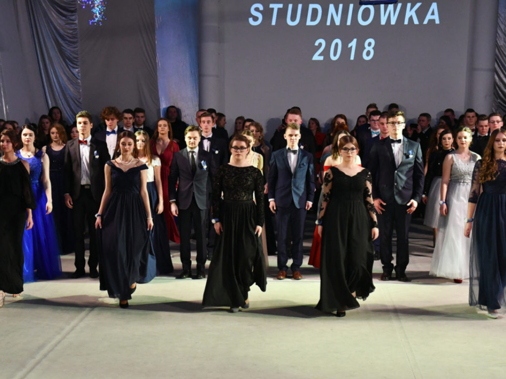 Studniówka w LO im. M. Kopernika w Tarnobrzegu [ZDJĘCIA]